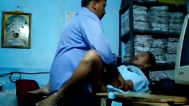 సరసమైన సవతి తల్లి మిండి మింక్ తన పెద్ద వక్షోజాలను చూపిస్తుంది మరియు సెక్స్ తెలుగు కావాలి పుస్సీని హస్తప్రయోగం చేస్తుంది